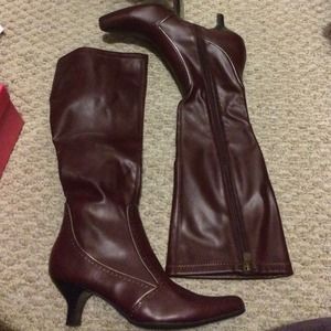 Boots in burgundy