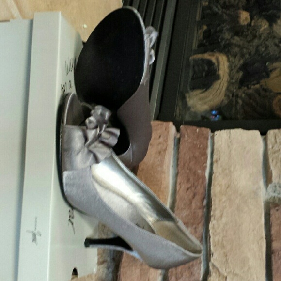 Pewter heels. - Picture 2 of 4