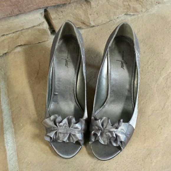 Pewter heels. - Picture 3 of 4