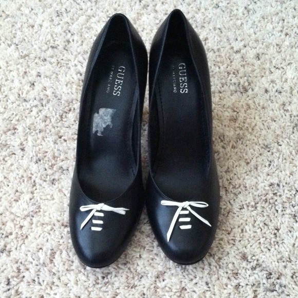 Guess pumps