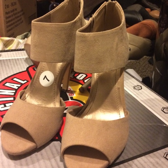 BCBG tan heels