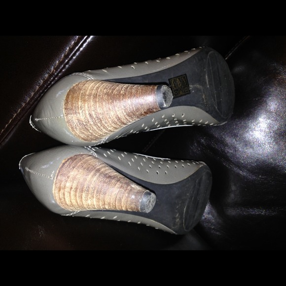 Gray Patent Leather Pumps w/Buckle - Picture 4 of 4