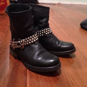 🚫ON HOLD🚫 Steve Madden Moto studded boots!