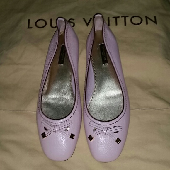 Tres Chic Louis Vuitton Nude Ballerina Flats!!