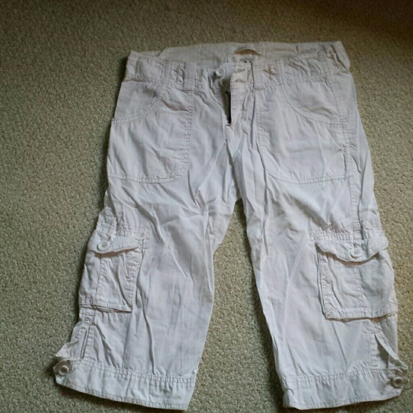 White Abercrombie & Fitch capris.