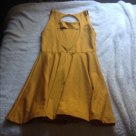 Yellow circle dress - Picture 2 of 3