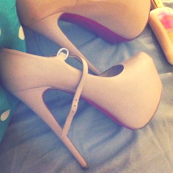 Nude Christian Louboutin Daffodile Authentic Heels