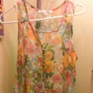 Flower high to low button tanktop