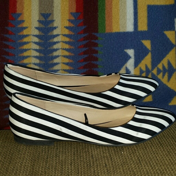 ❌Sold❌ worn once Black & white striped flats - Picture 3 of 3