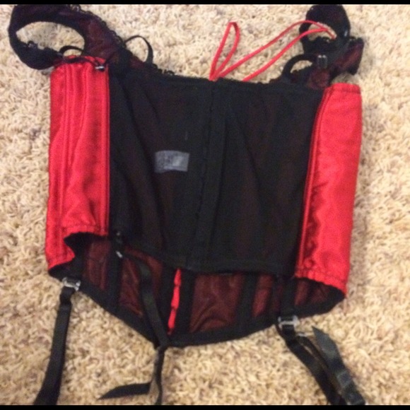 🚫SOLD🚫 Red and black lace Bustier - Picture 2 of 3