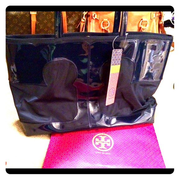 Tory Burch Handbags - 🎉1day SALE🎉 NWT Tory Burch Large Tote Handbag
