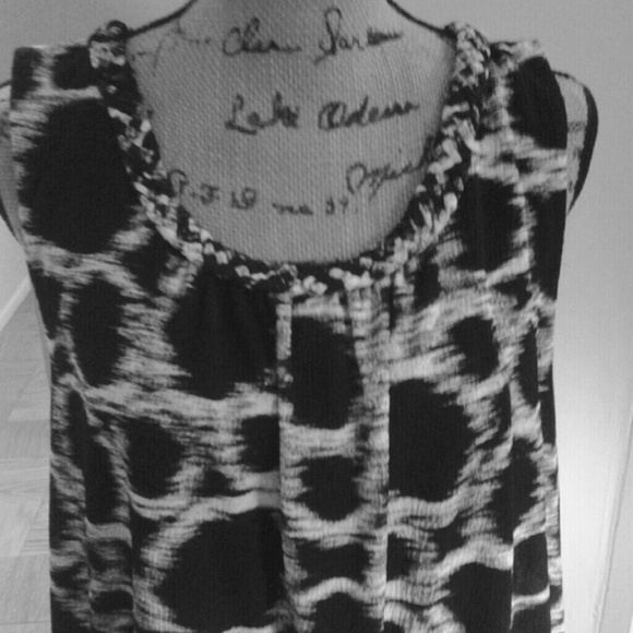 New Black and white ALFANI  top SOLD