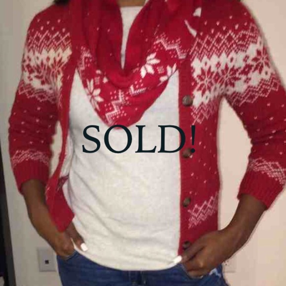⛔️SOLD IN BUNDLE⛔️ Hollister sweater  & scarf