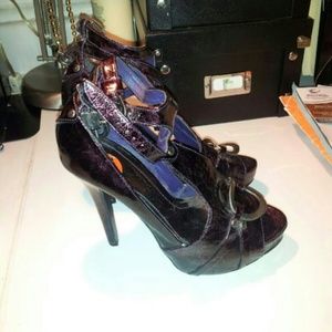 Dark purple heels. I only worn them once.