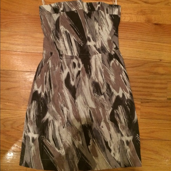 Strapless gray dress from Banana.
