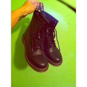 8 Hole black leather Doc Martens dr. Martens