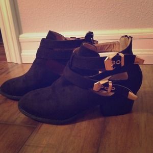 Short suede black boots with little heel