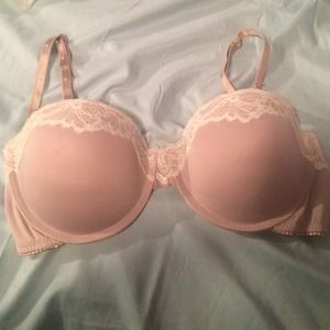 Jessica Simpson bra