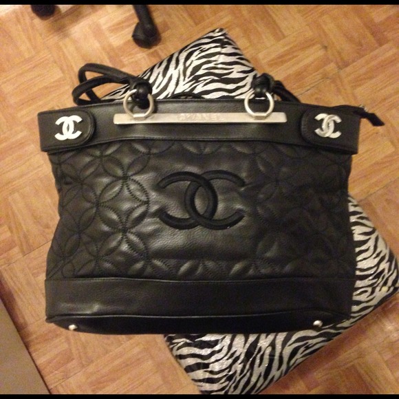 Black shoulder bag