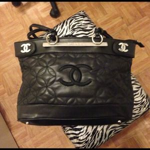 Black shoulder bag