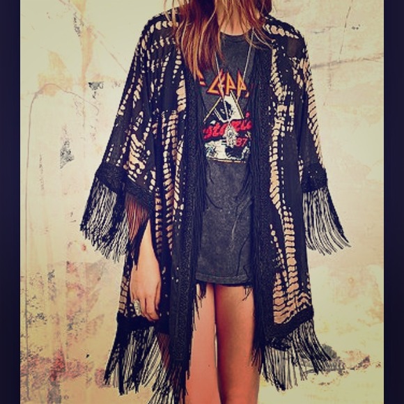 🌵URBAN OUTFITTERS🌵FRINGE KIMONO🌺🌻