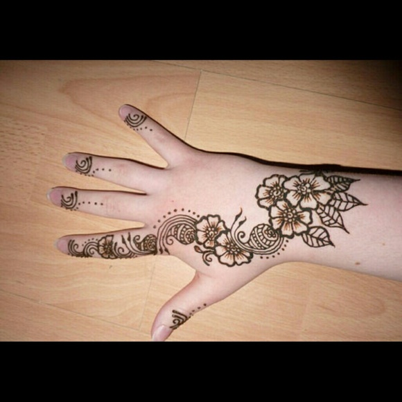 Henna Tattoo. Read Description.