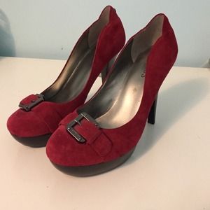 Deep red Guess pumps