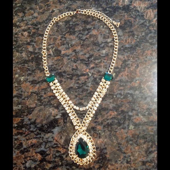 Gold and emerald color teardrop chain necklace.