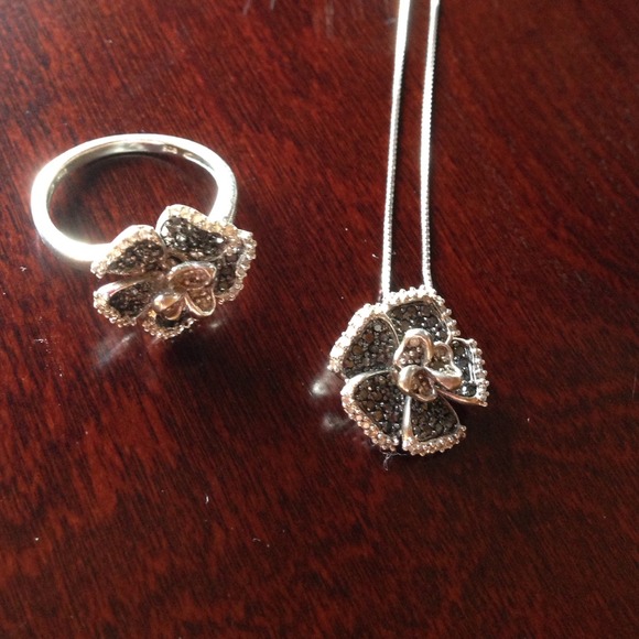 Beautiful black and white diamond flower set