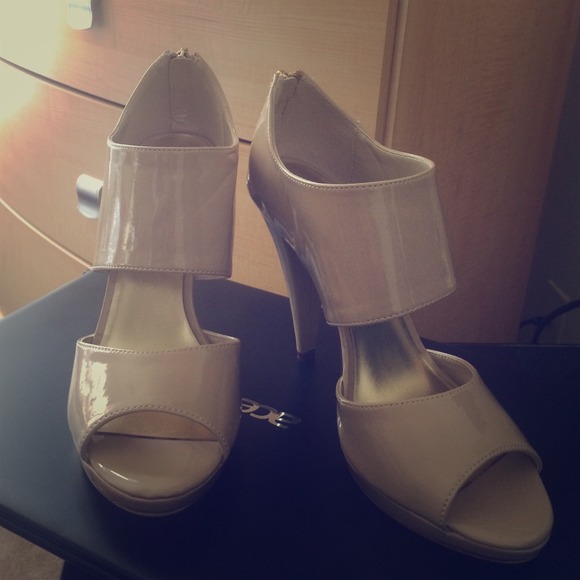 Nude Patent Peep toe pumps