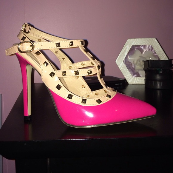 Pointed toe rivet heels
