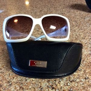 Much loved Oscar De La Renta sunnies