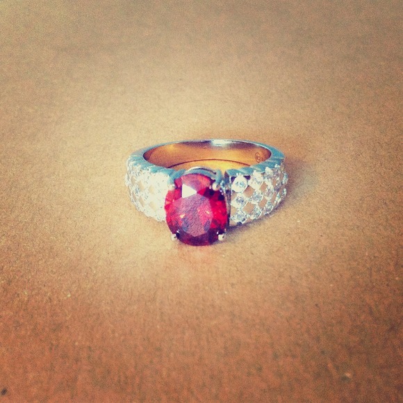 🌺$3 if bundled!🌺Ruby red cocktail statement ring