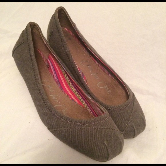 ‼️SALE‼️TOMS- grey ballet flats