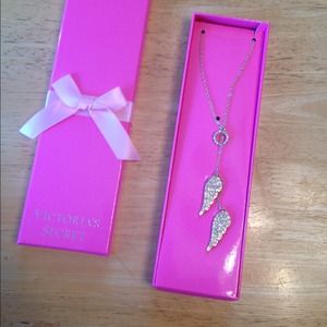 Victoria secret necklace never worn!!