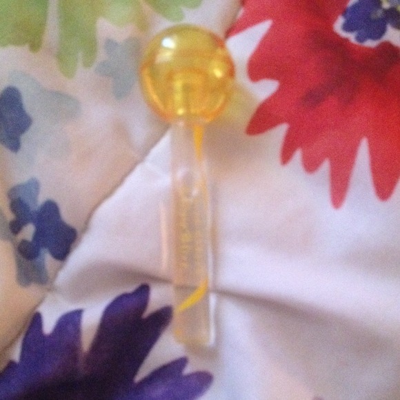 Mariah Carey's lollipop bling roll on perfume - Picture 2 of 4