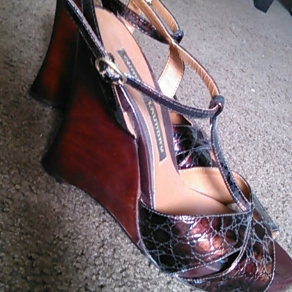 Wood wedges by Chinese laundry - Picture 2 of 4