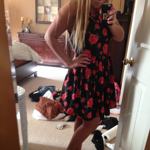 Rose dress - Picture 2 of 3