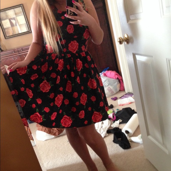 Rose dress - Picture 3 of 3