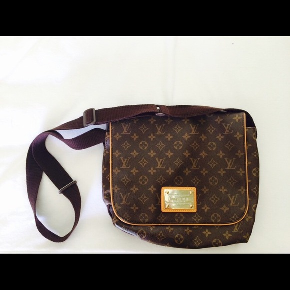 Authentic Louis Vuitton cross body messenger bag