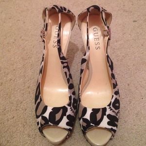 Guess Leopard pump