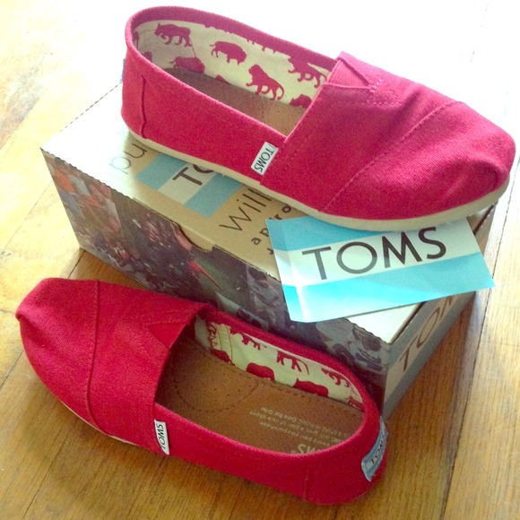 Red TOMS bundle with AE hat and scarf