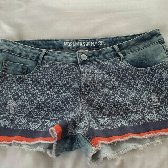 Shorts ( junior size) fits like a size 14