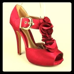 Ruffle t-strap peep toe heel (NIB)