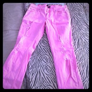 ✨PINK Levi Skinny jeans