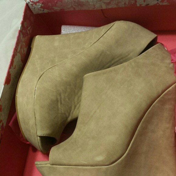 Brand New Tan Wedges