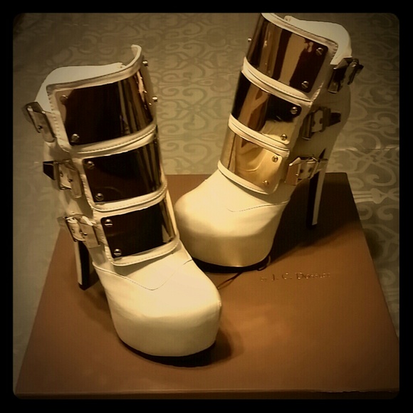 Dragonar White Booties by J. C. Dossier Privileg