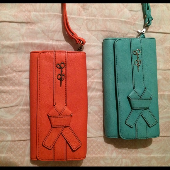 Jessica Simpson clutches
