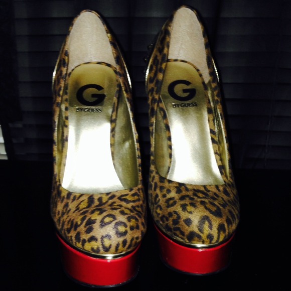 ❤️SALE❤️Brand New Guess Leopard Red Gold Spikes - Picture 2 of 4