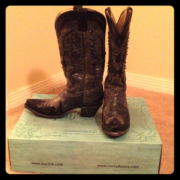 BLACK AND GRAY CORRAL BOOTS!